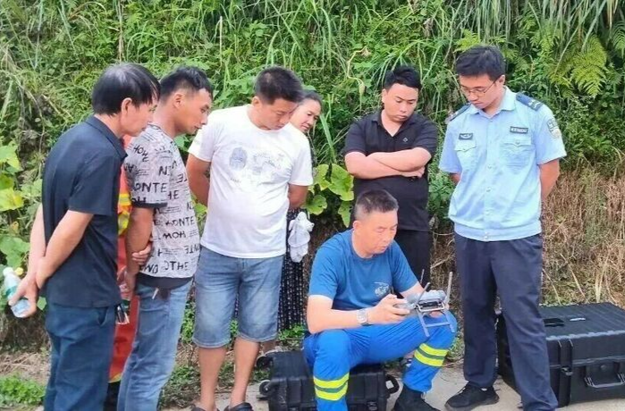 無(wú)人機(jī)熱成像掃描，密林當(dāng)中找到女童