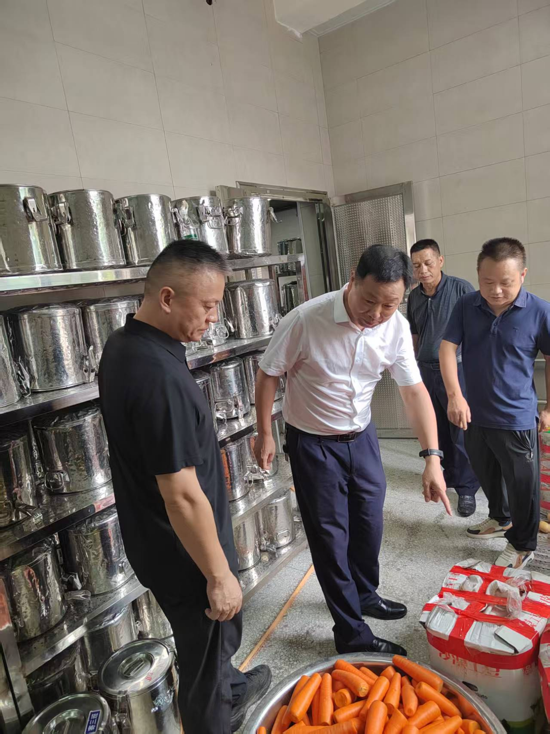 开学第一天，岳阳县教育体育局局长督查开学工作