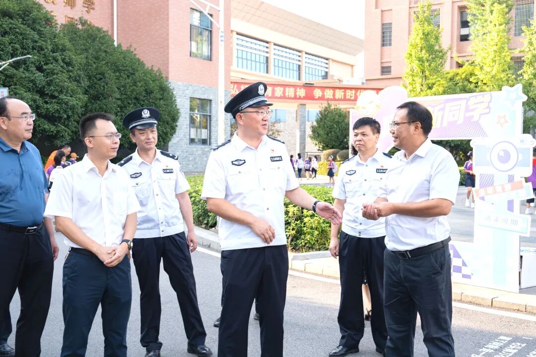 夏葛桉在中心城區(qū)督導(dǎo)檢查秋季開(kāi)學(xué)校園安全工作