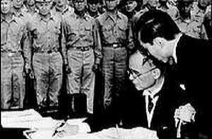 歷史上的今天丨1945年9月2日，日本代表在投降書上簽字