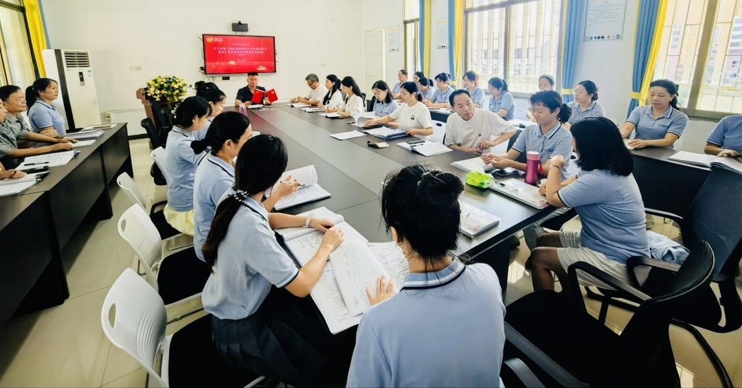 益陽(yáng)市赫山區(qū)龍洲幼兒園召開秋季學(xué)期教職工會(huì)議