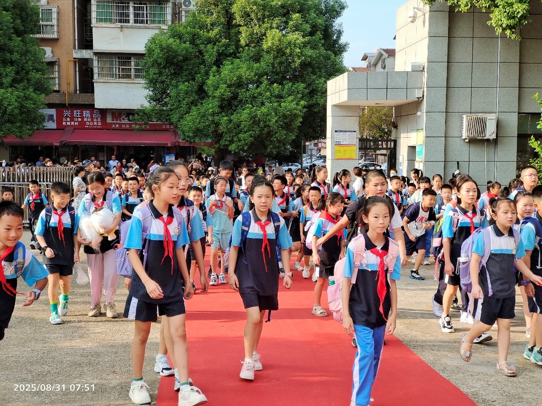 童心映山河 開學(xué)啟新程—— 德潤園小學(xué) 2025 年下學(xué)期開學(xué)報到日活動溫情啟幕