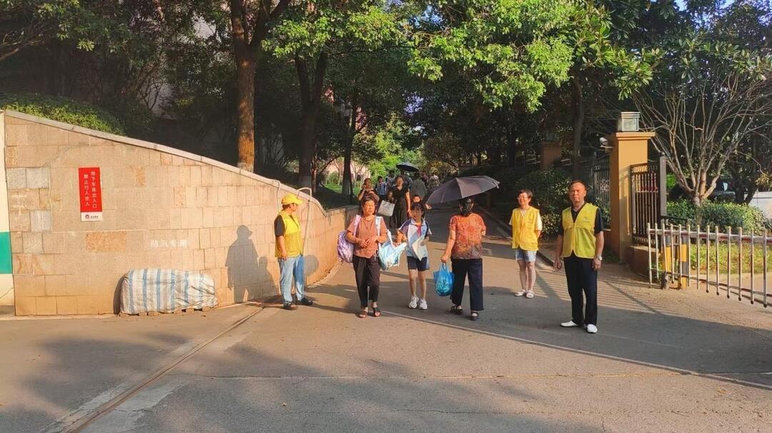 云塘社区：开学第一天护学忙 筑牢校园安全“第一道防线”