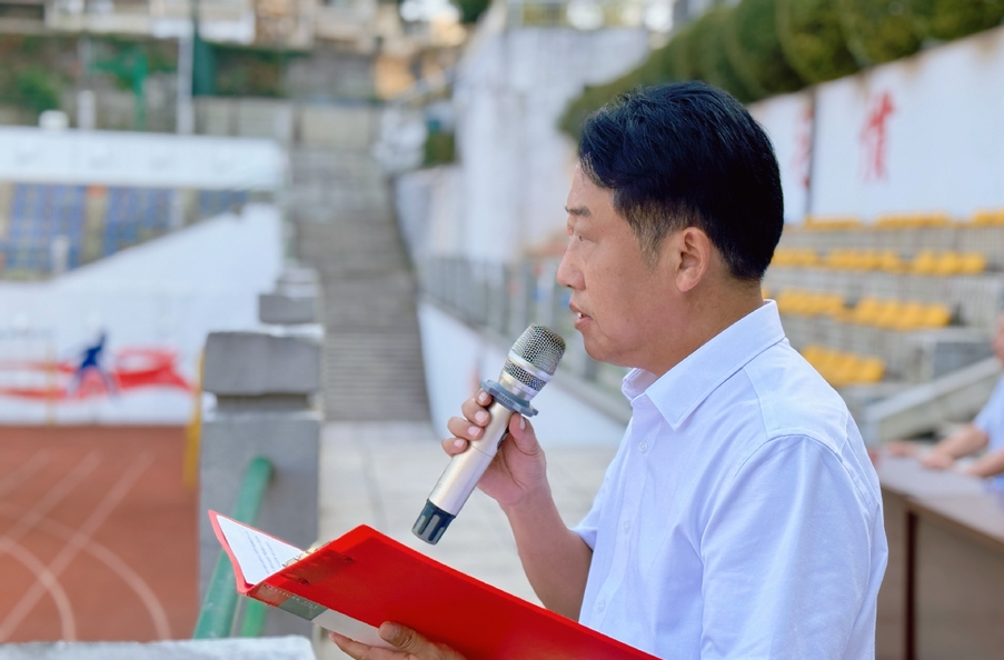 株洲“开学第一课”|一中校长熊鹰：“敬、信、诚、毅”，做有光的人！