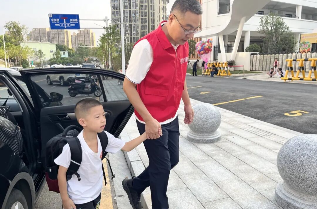 開學第一天，他們都在雨花雷鋒號護學崗……