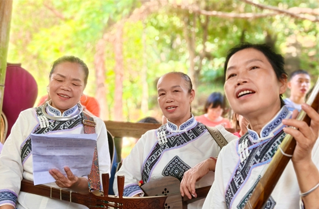 Dong People Prepare for Hunan Tourism Development Conference