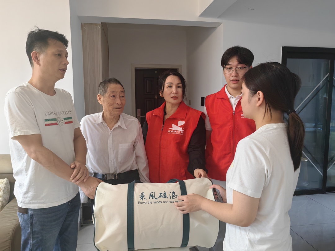 行囊已備！愛心人士助大學(xué)新生啟航