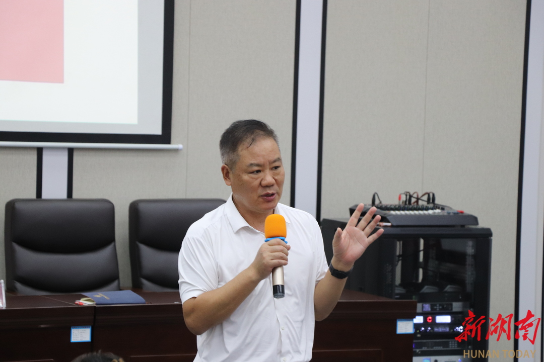株洲“开学第一课”|株洲北大公学附属学校校长吴皓：怀凌霄之志，骋九万里风