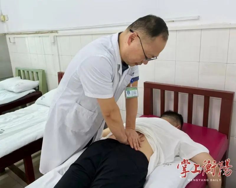 指尖藏“玄机” 推拿护“脊梁”——访衡阳市中医医院“2025年模范医务工作者”龙军