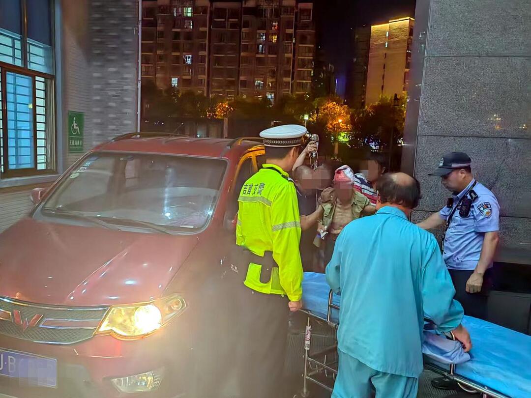 爭(zhēng)分奪秒！吉首交警為頭部受傷患者開辟生命通道