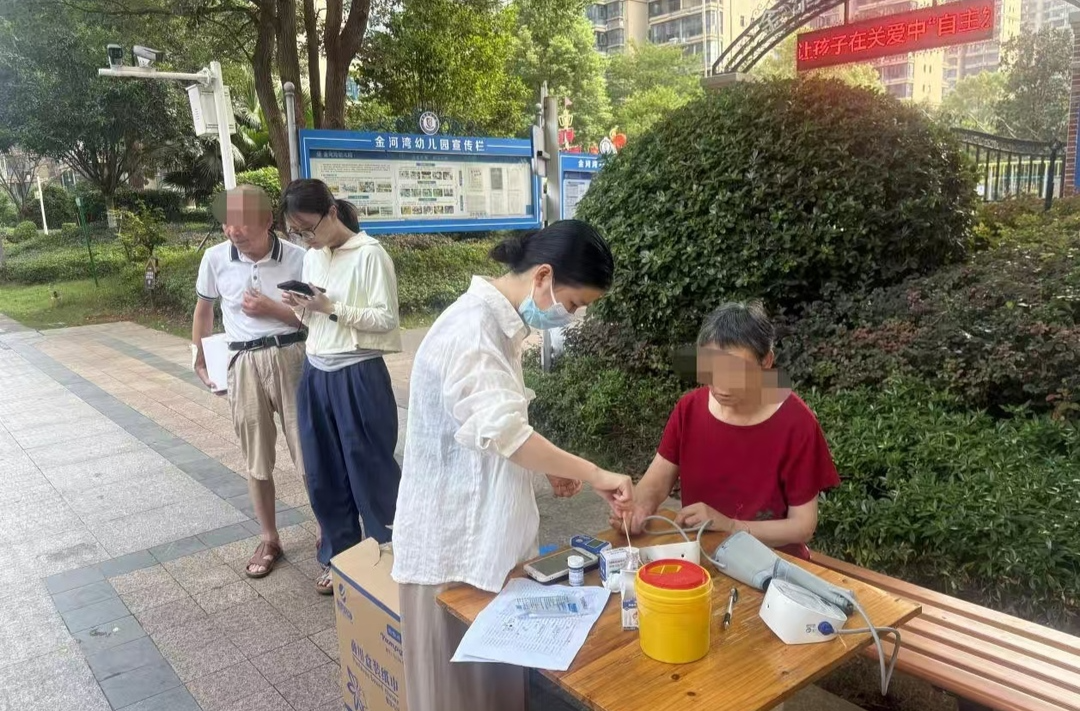 蒸湘街道第二社區(qū)衛(wèi)生服務(wù)中心：家庭醫(yī)生“簽”約到家 健康守護(hù)“廉”系零距離