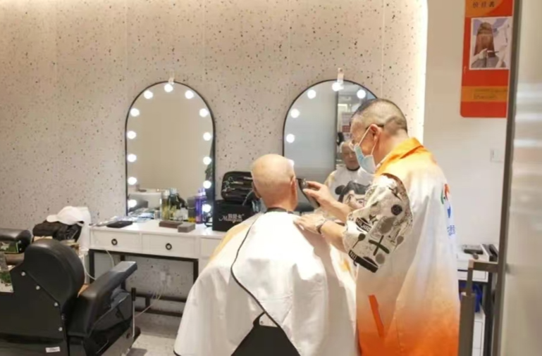 打開養(yǎng)老院的“門”，走進老人的“心”。