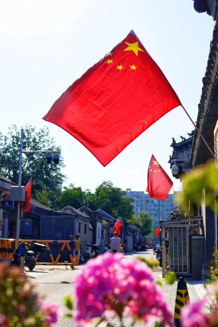 紅旗飄揚 北京街頭氛圍拉滿！