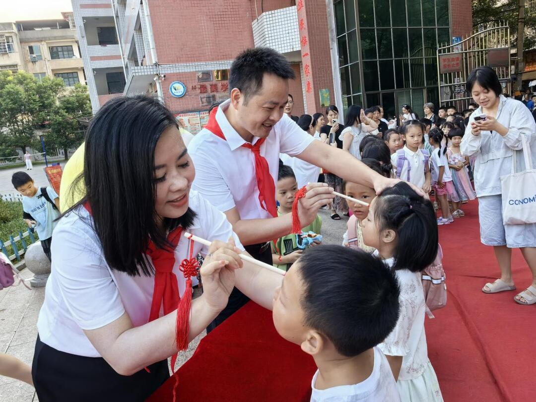 新邵县酿溪镇第三完全小学：暖心入学仪式 逐梦新学期