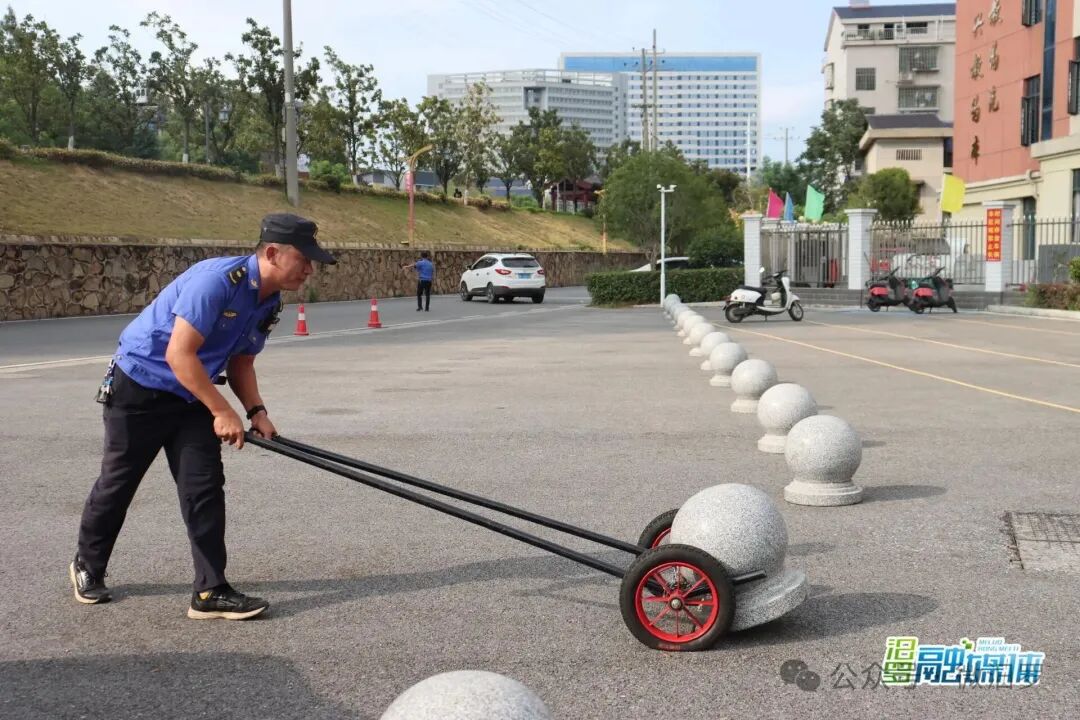 暖心“護學崗”上線！汨羅城管“量身定制”校門口停車方案