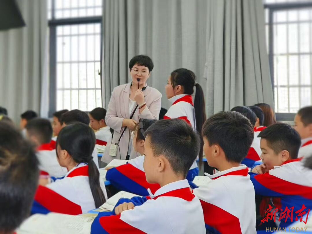 李玉鳳：用愛(ài)心點(diǎn)亮童心