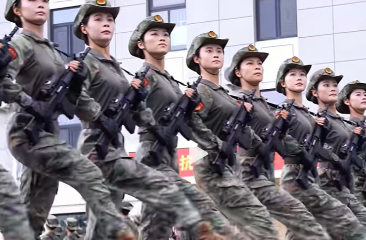來(lái)自常德的她是民兵方隊(duì)中的一員！