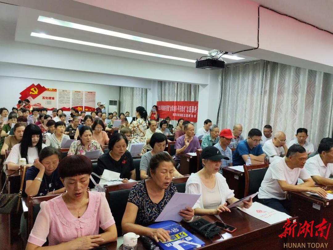 歌声搭起连心桥 银发唱响邻里情