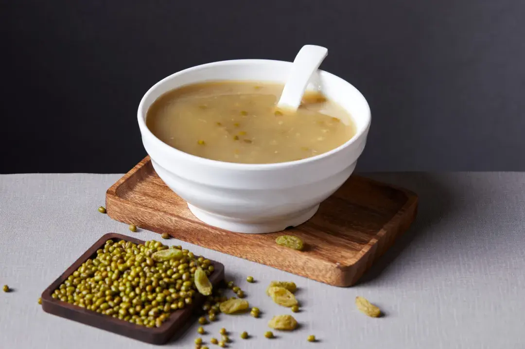吃藥時不能喝綠豆湯，會“解藥”？吃藥時真正不能吃的是……