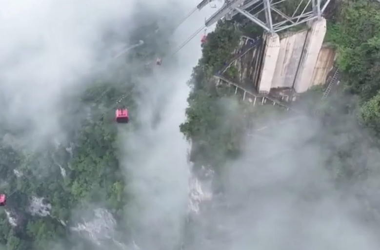 Speed Climbing at Tianmen Mountain Attracts 80 Professional Runners