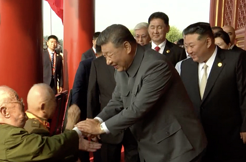 习言道｜登上天安门城楼，习近平这个动作令人动容