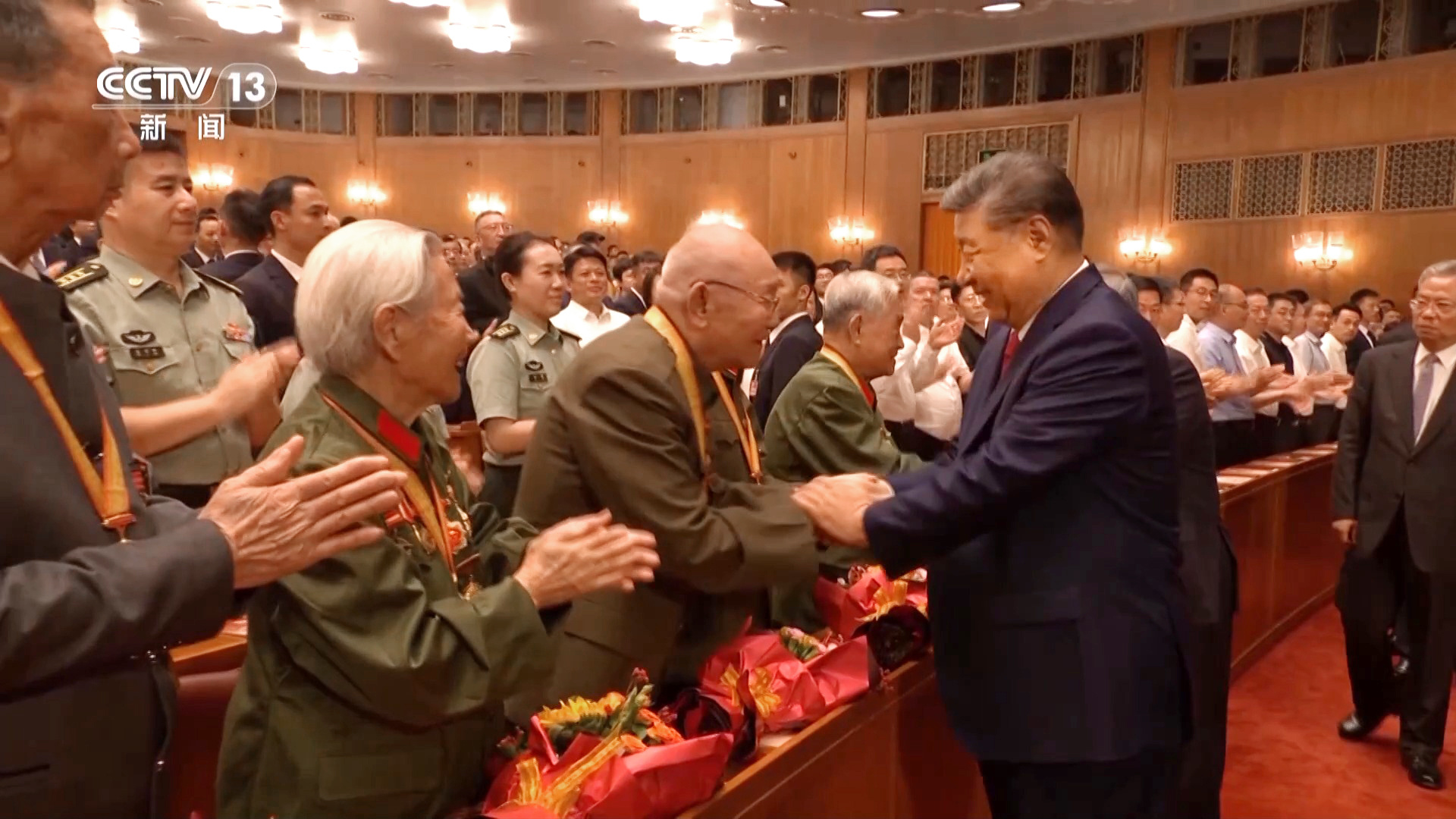 纪念中国人民抗日战争暨世界反法西斯战争胜利80周年文艺晚会在京举行 习近平等出席观看