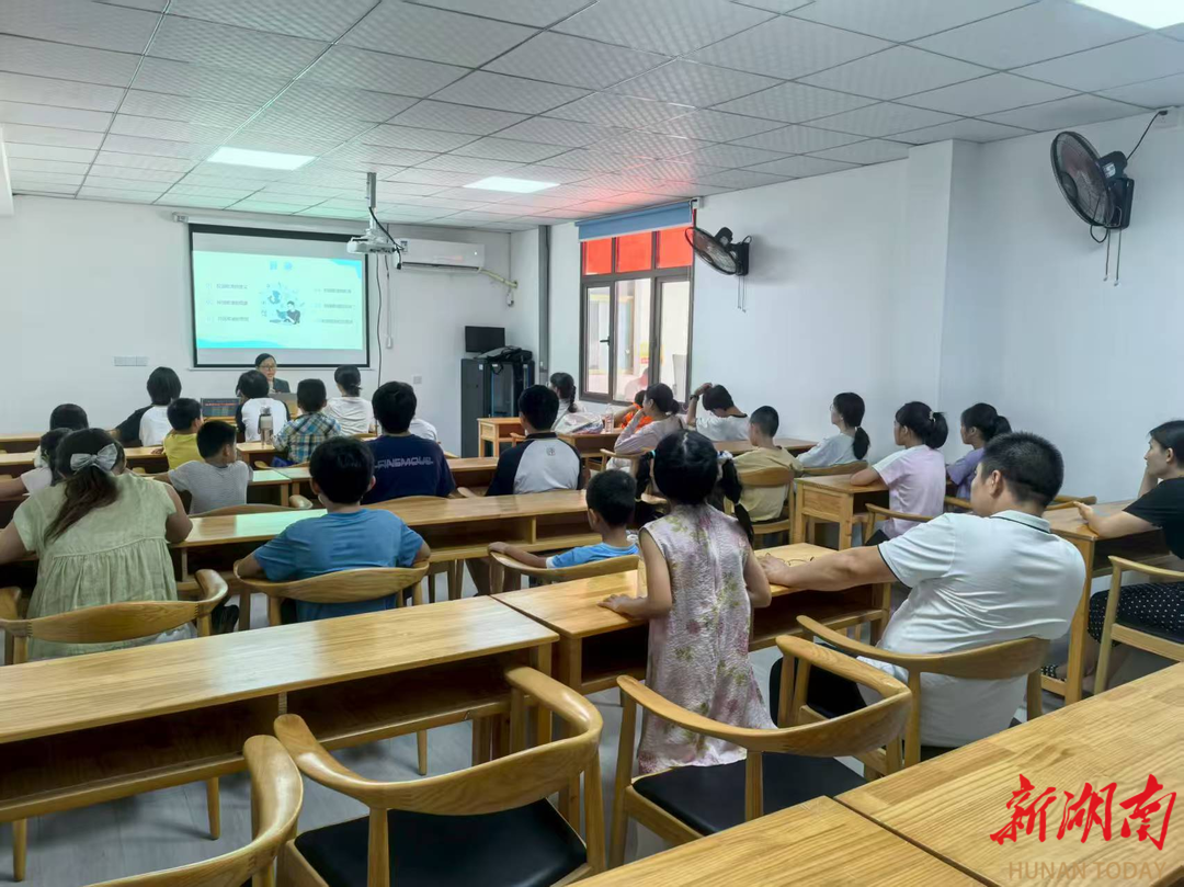 長沙雷鋒法庭：普法進(jìn)社區(qū)，法治護(hù)航伴成長
