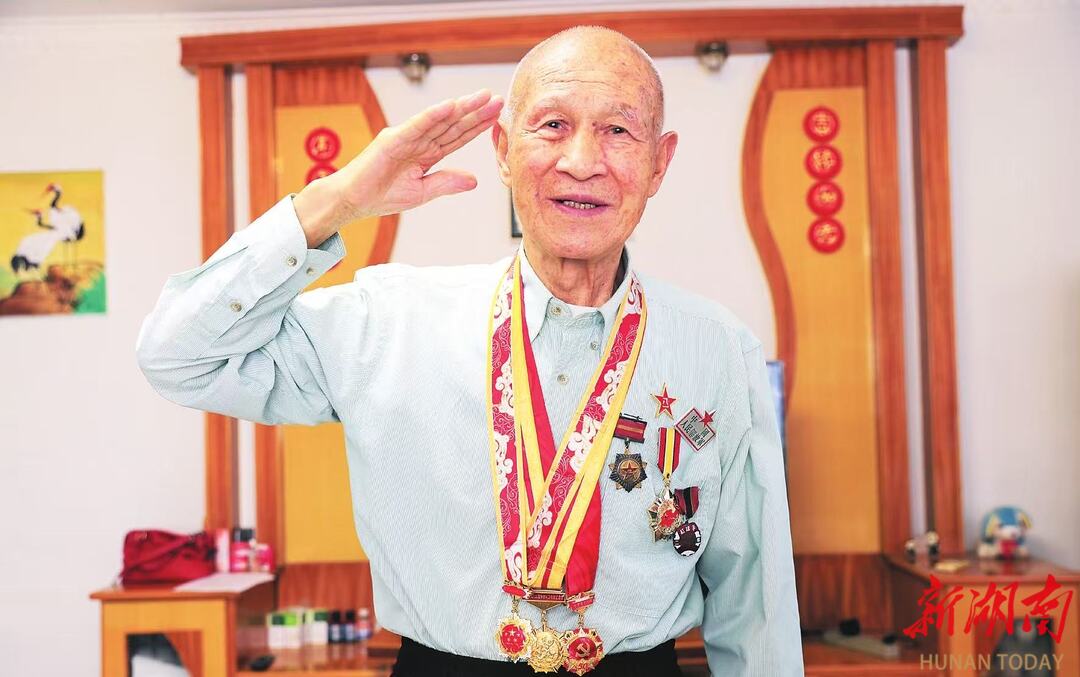 九旬抗戰(zhàn)老兵單國啟獲頒抗戰(zhàn)勝利80周年紀念章