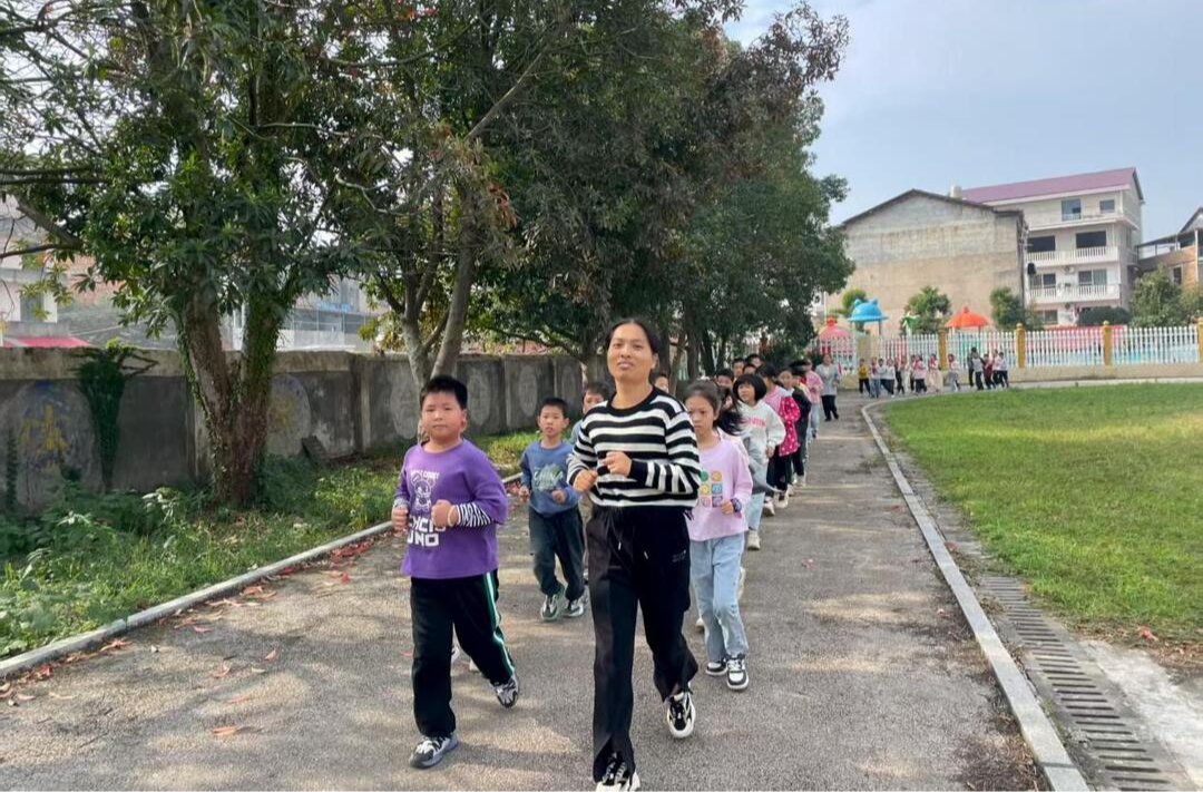 陽志宏：用教育“火種”點(diǎn)亮孩子們的成長之路