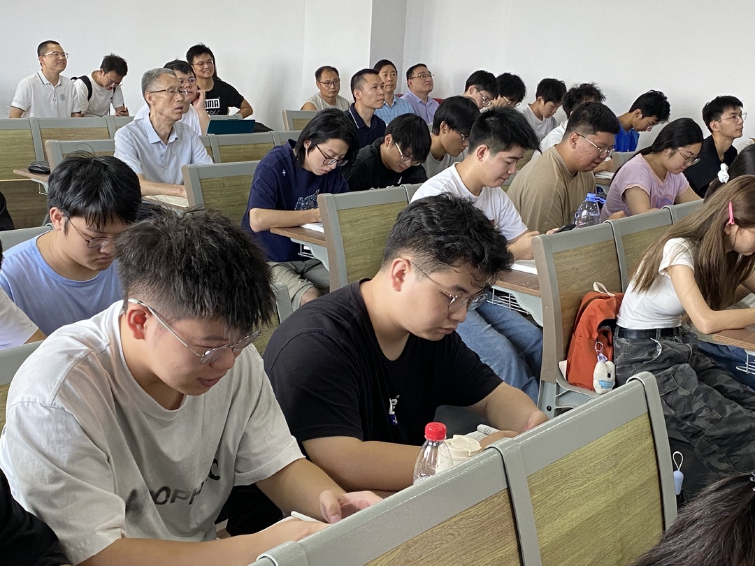 深入課堂一線 把脈教學(xué)質(zhì)量——湖南汽車(chē)工程職業(yè)大學(xué)開(kāi)啟新學(xué)期新征程