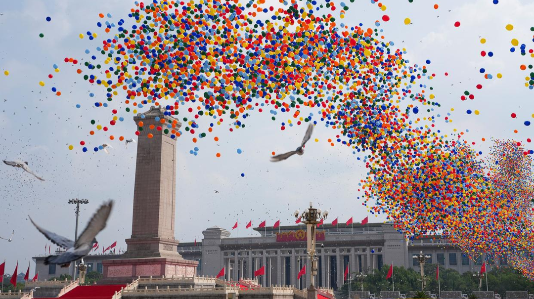 天安门广场放飞气球和鸽子