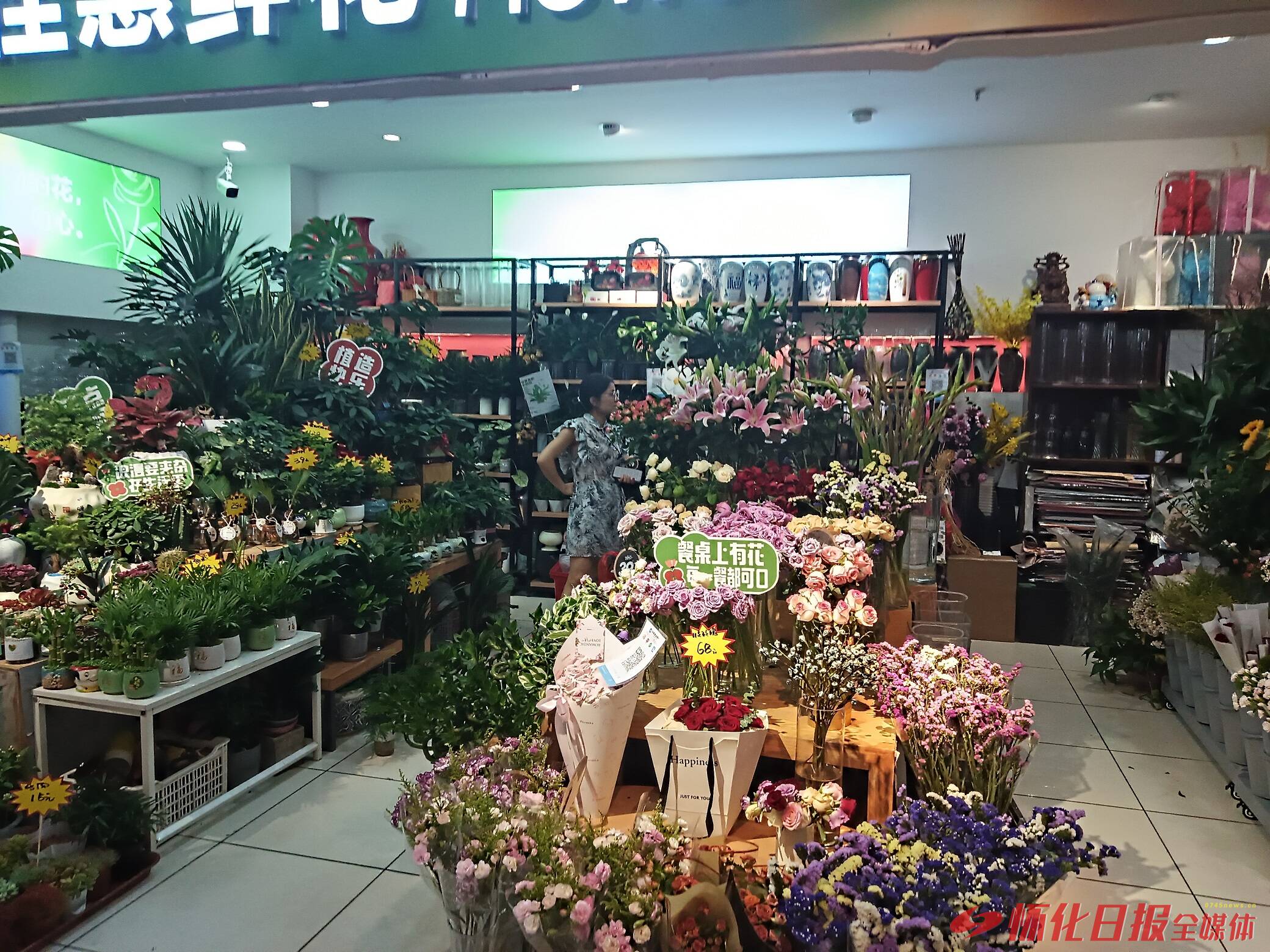 中元节临近鲜花热销 怀化城区文明祭祀成新风尚
