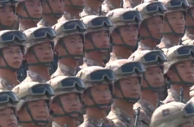 武警部队方队接受检阅。四个军种、四个兵种和武警部队方队首次擎军兵种军旗和武警部队旗集中亮相