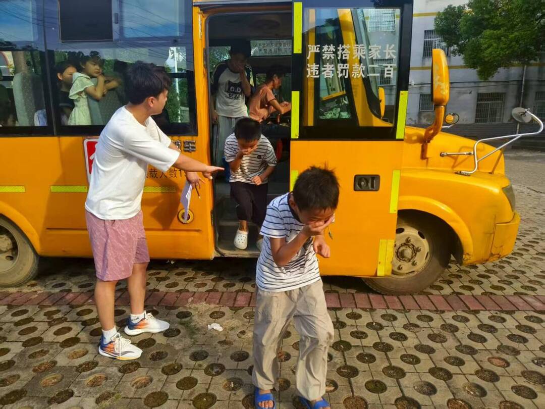 永州市零陵區(qū)灣夫?qū)W校：校車安全演練筑牢師生“移動安全網(wǎng)”