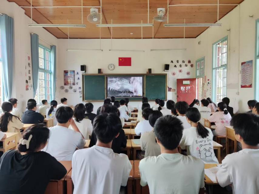 汝城縣第二中學(xué)：開學(xué)第一課  “扣好人生第一粒扣子”