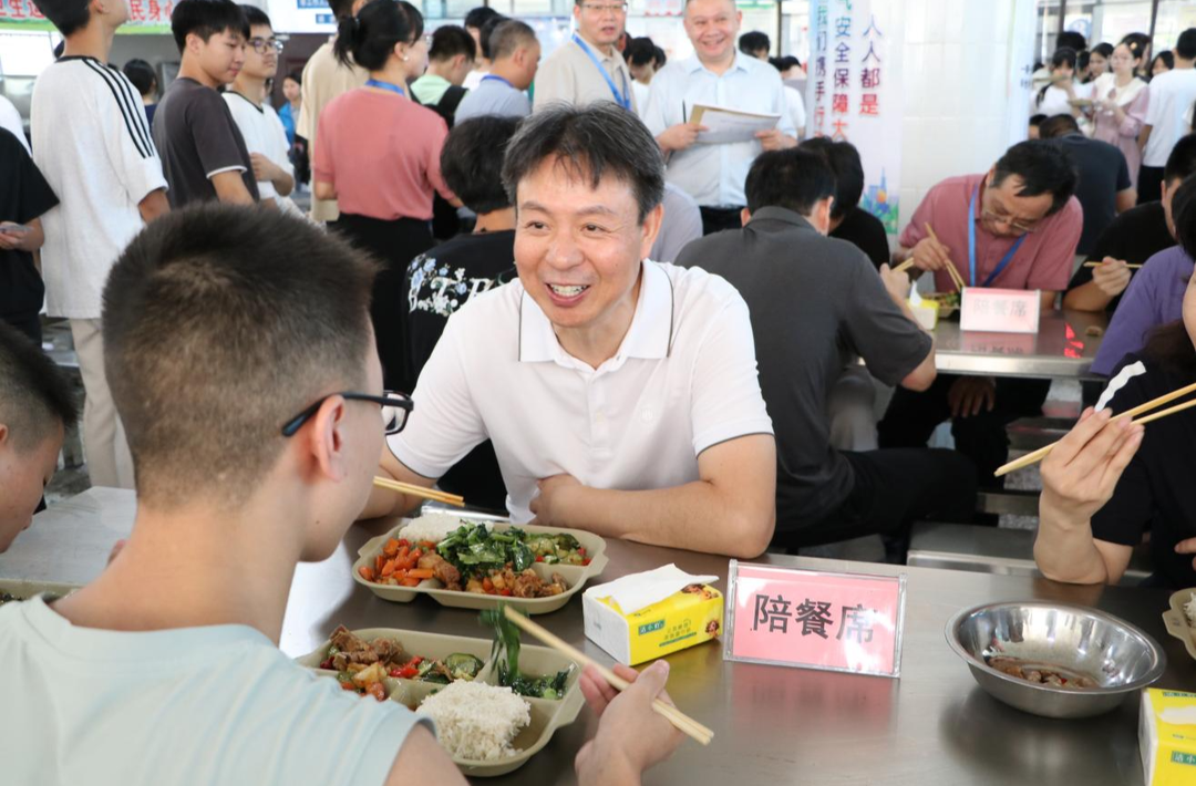 衡陽(yáng)市職業(yè)中等專業(yè)學(xué)校：以餐為橋聽心聲 關(guān)懷備至促成長(zhǎng)
