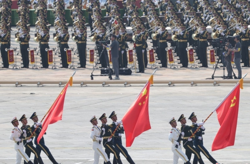 长安街上，新时代中国呼啸向前