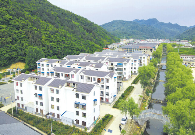 新化易地搬遷后續(xù)扶持系上“雙保險(xiǎn)”