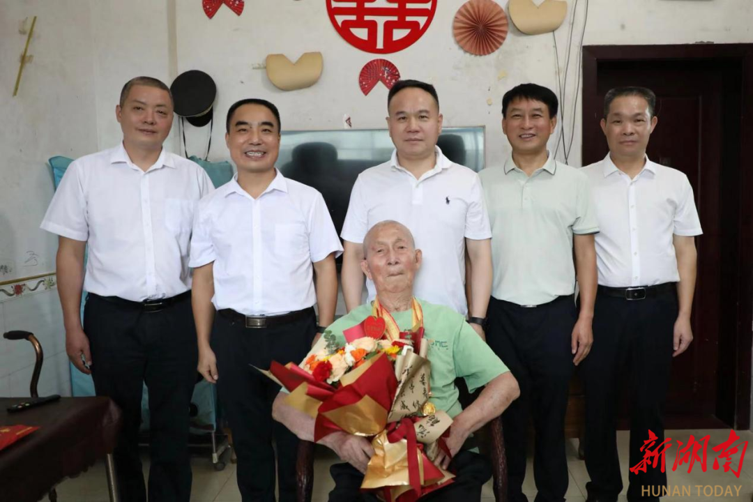 李彥文走訪慰問抗戰(zhàn)老戰(zhàn)士并頒發(fā)“中國人民抗日戰(zhàn)爭勝利80周年”紀念章