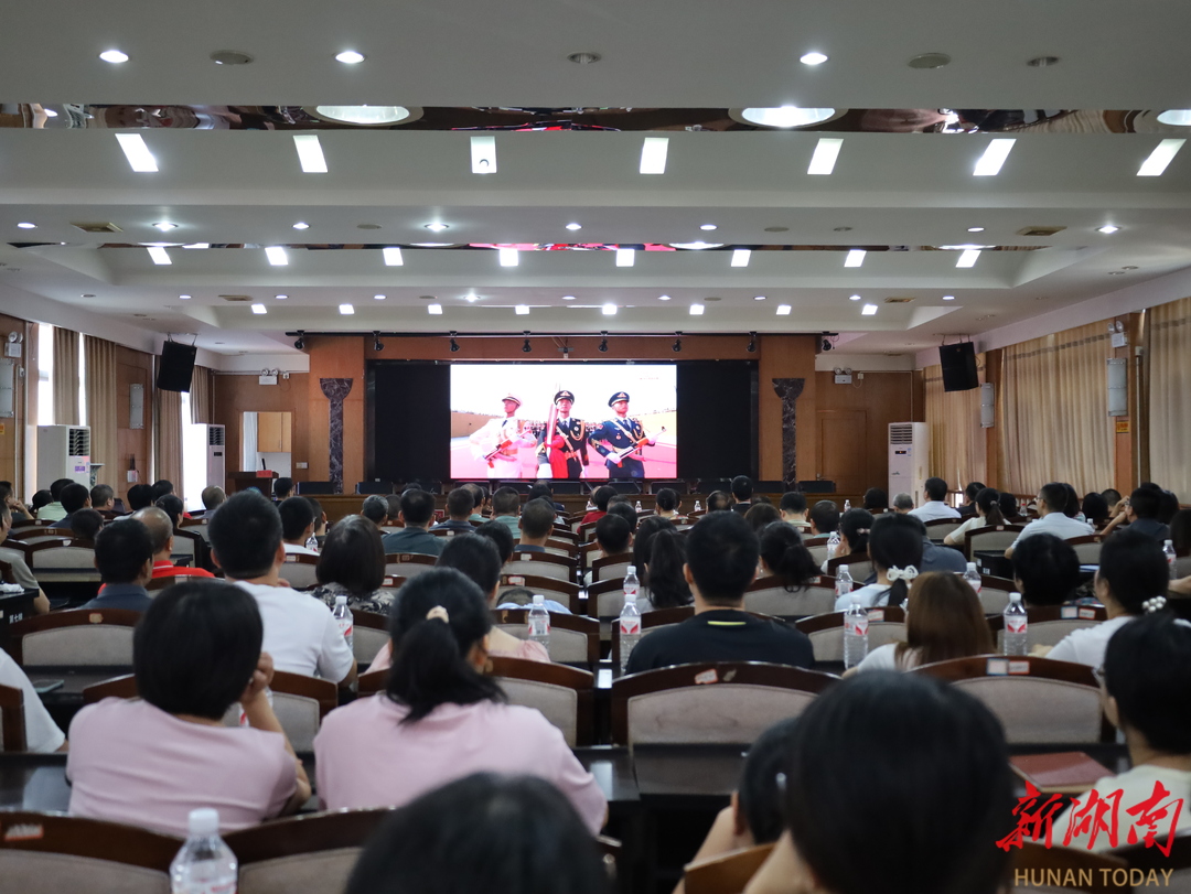 湖南環(huán)境生物職院師生積極收看紀(jì)念中國人民抗日戰(zhàn)爭暨世界反法西斯戰(zhàn)爭勝利80周年大會