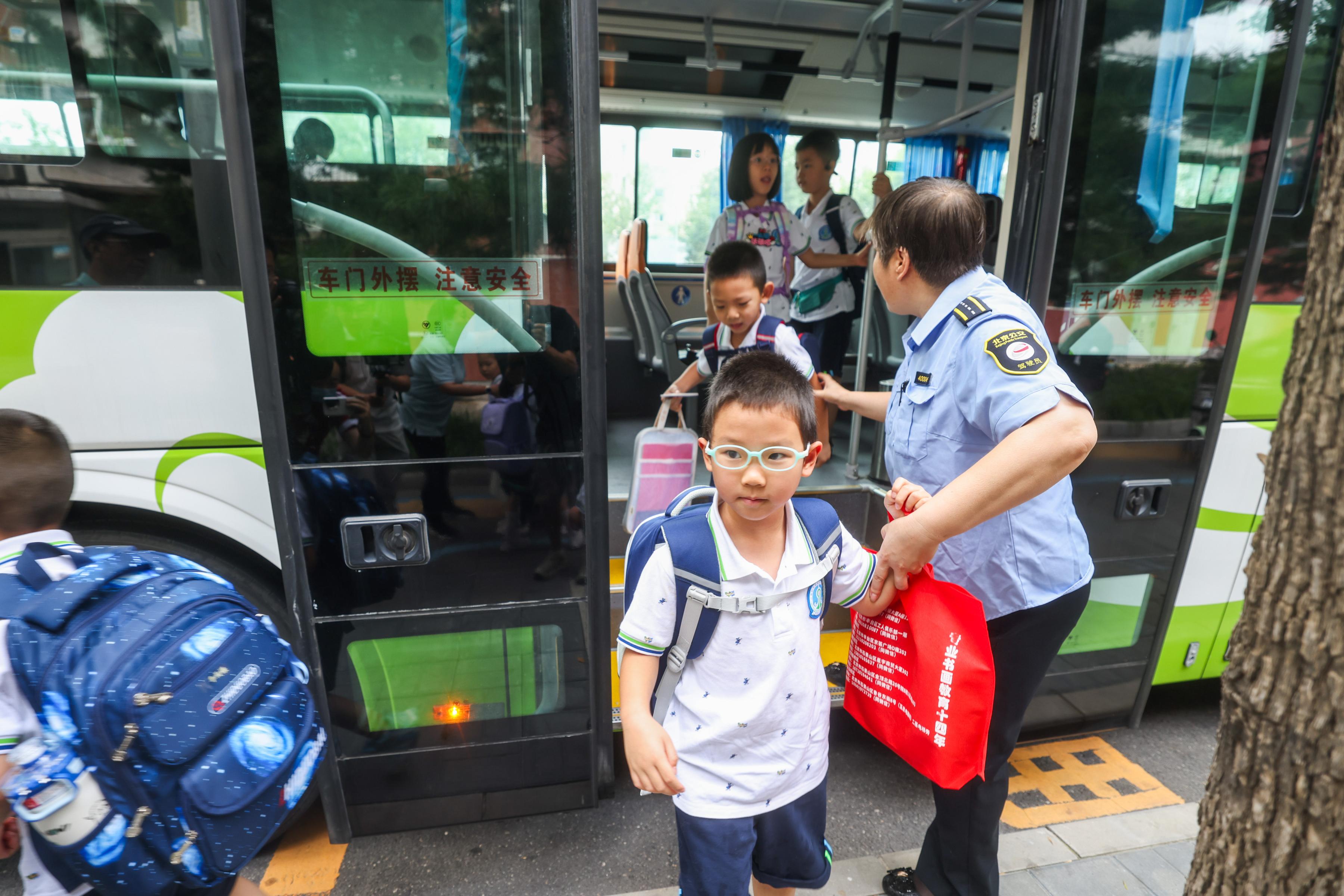 北京通学公交新增16条专线达294条，首次有线路驶进校园