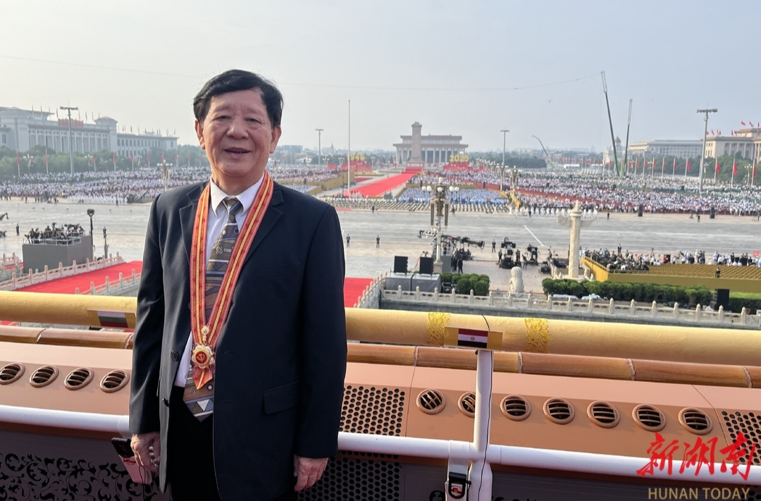 “七一勛章”獲得者艾愛(ài)國(guó)：米秒不差的精準(zhǔn)性，與工匠精神不謀而合｜我在天安門(mén)觀禮