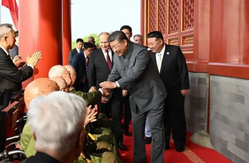 这6位与总书记握手的老战士是谁？