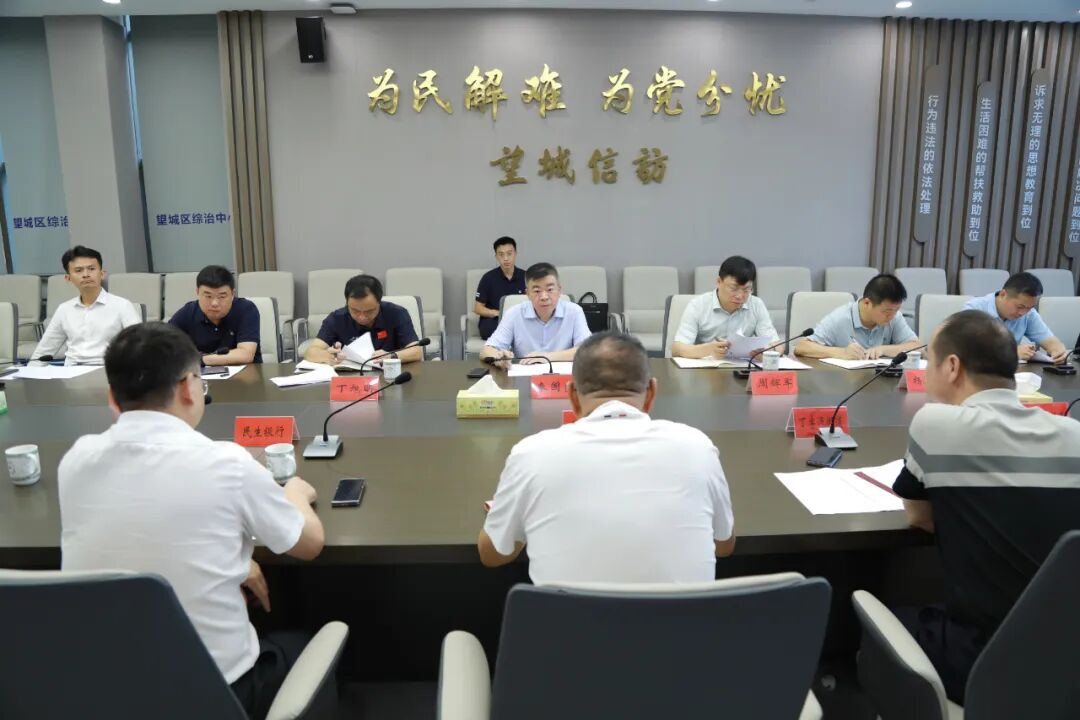 秦國良到區(qū)綜治中心調(diào)研并接待來訪群眾