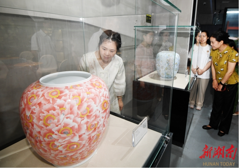 Arts and Crafts Masters' Fine Works Exhibition Hall Begins Trial Operation