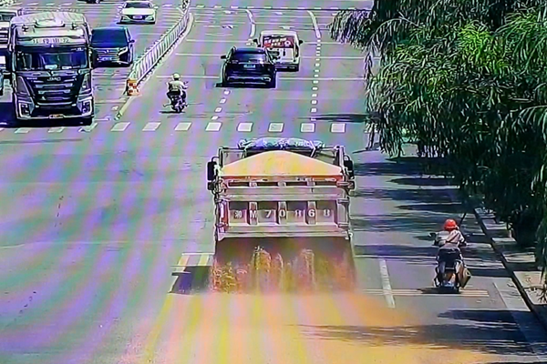 雙牌：車載稻谷灑落路面 交警緊急處置保暢通