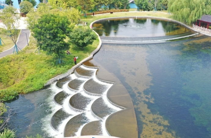 Fish Scale-shaped Waterfall Attracts Tourists