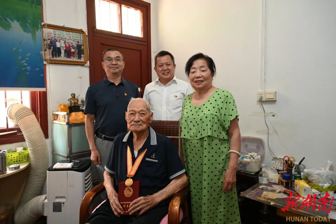 湖南理工職院96歲抗戰(zhàn)老兵杜永文獲頒“中國人民抗日戰(zhàn)爭勝利80周年”紀念章