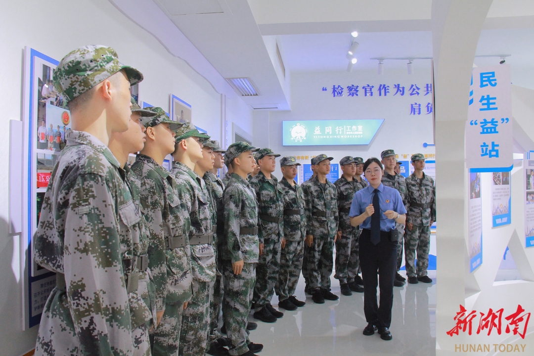 軍檢同行  法護(hù)征程 為入伍新兵系好“法治第一?？圩印? border=