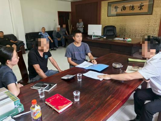 鳳凰法院吉信法庭聯(lián)合綜治中心為民解“薪”愁